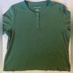 AE green cropped tee